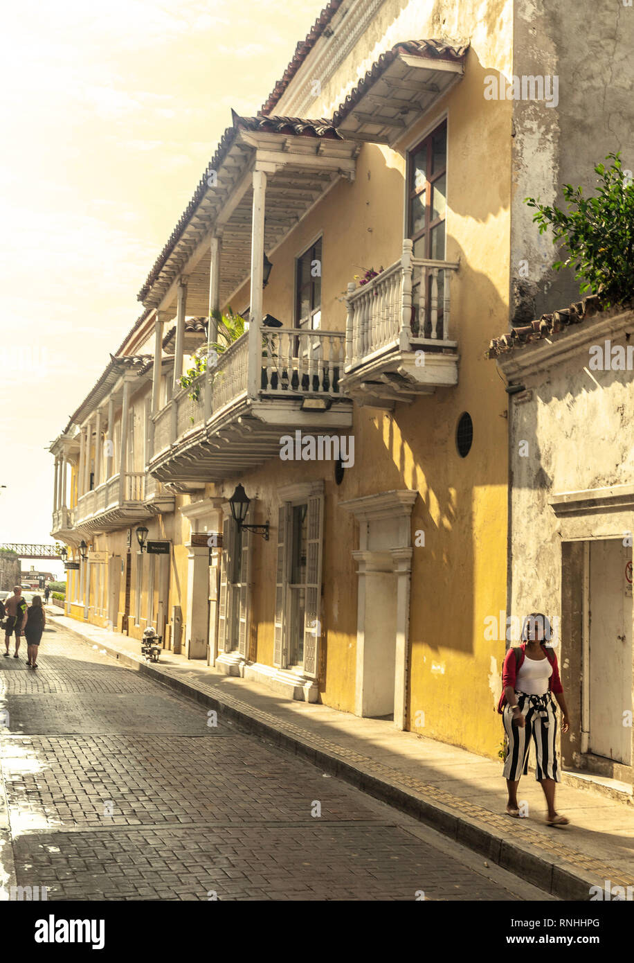 Una fila di stile coloniale spagnolo a due piani ospita su calle San Juan de Dios, a Cartagena de Indias, Colombia. Foto Stock