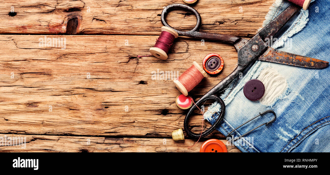 Kit di cucitura.rocchetti di filato di base e strumenti di cucitura sul tavolo in legno.banner lungo Foto Stock