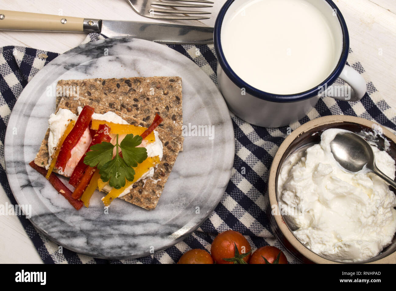 Un sano, vegetariane prima colazione con pane croccante detto Knäckebrot, quark e paprica su marmo Foto Stock