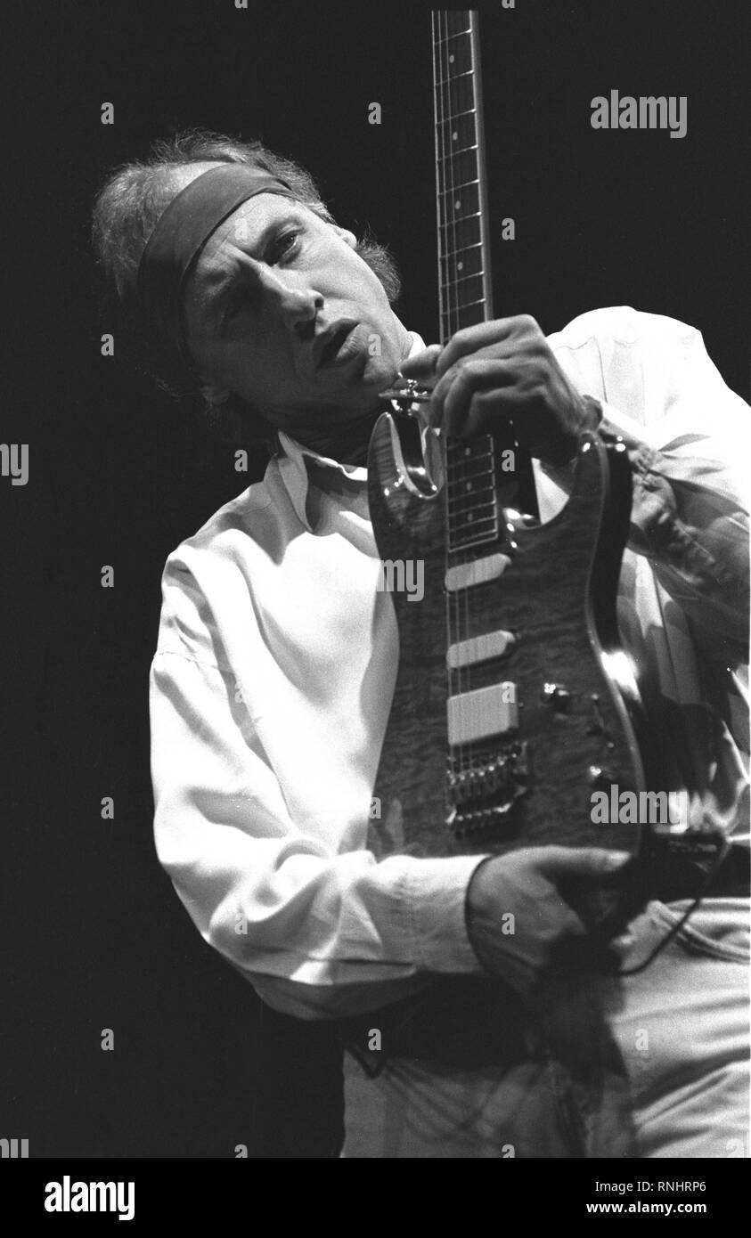 Mark Knopfler dei Dire Straits è mostrato esibirsi sul palco durante un 'live' aspetto di concerto. Foto Stock