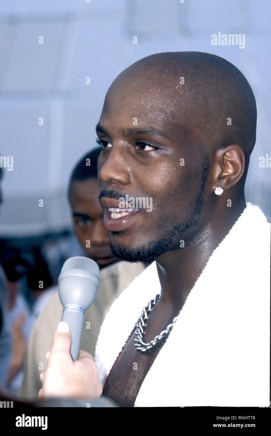 Il rapper DMX è mostrato essendo intervistato prima del suo set di Woodstock '99. Foto Stock
