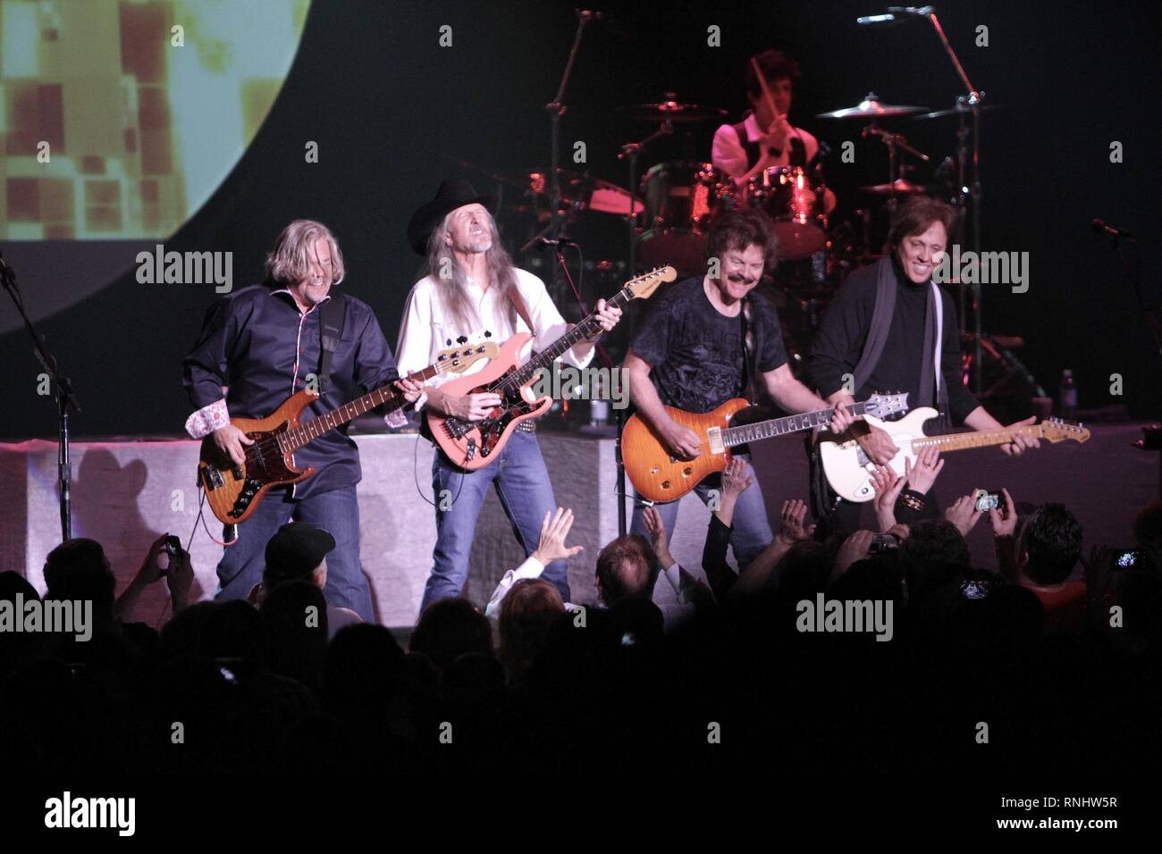 La DOOBIE BROTHERS sono mostrati esibirsi sul palco durante un 'live' aspetto di concerto. Foto Stock