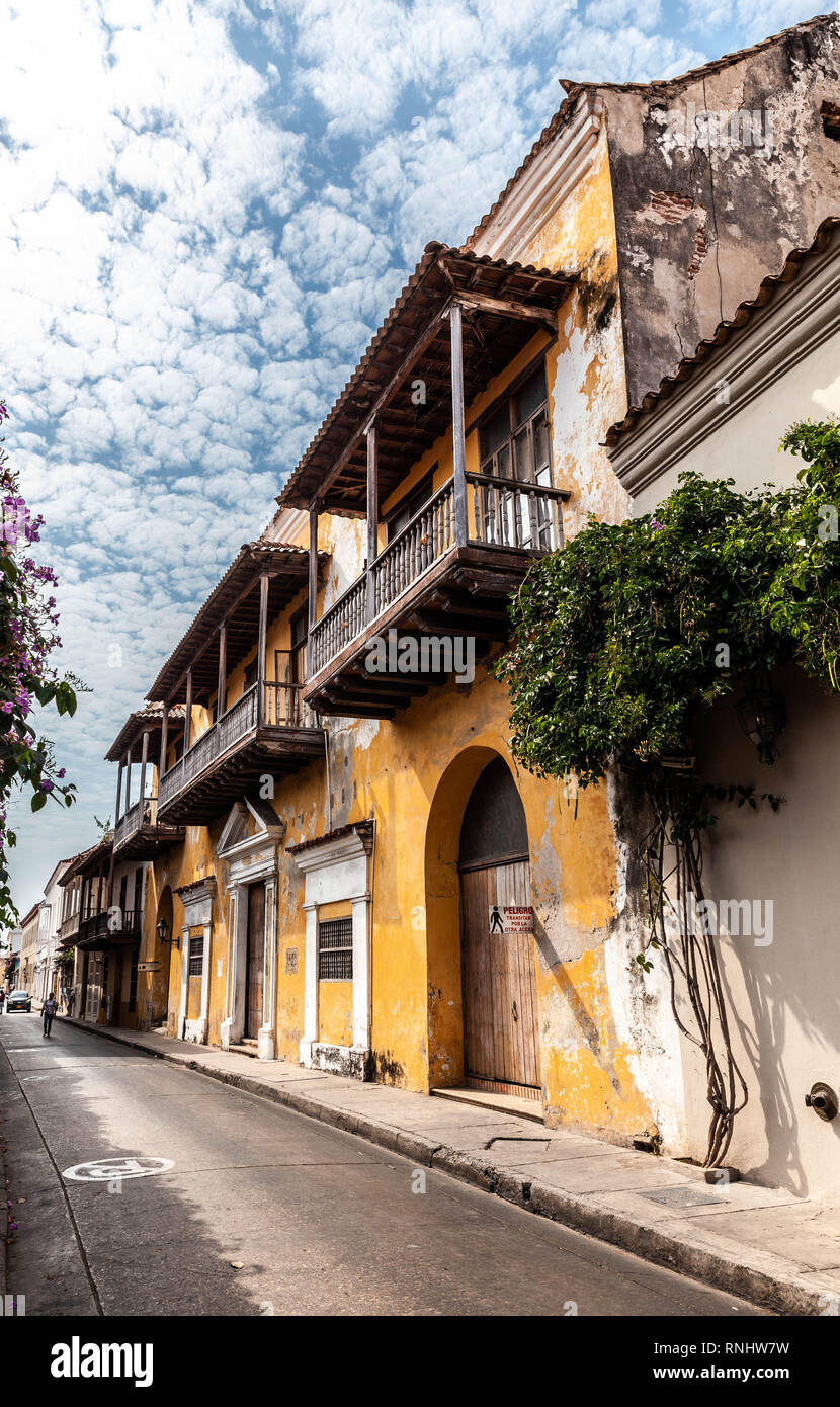 Fila di stile coloniale spagnolo a due piani case con balconi, Cartagena de Indias, Colombia. Foto Stock