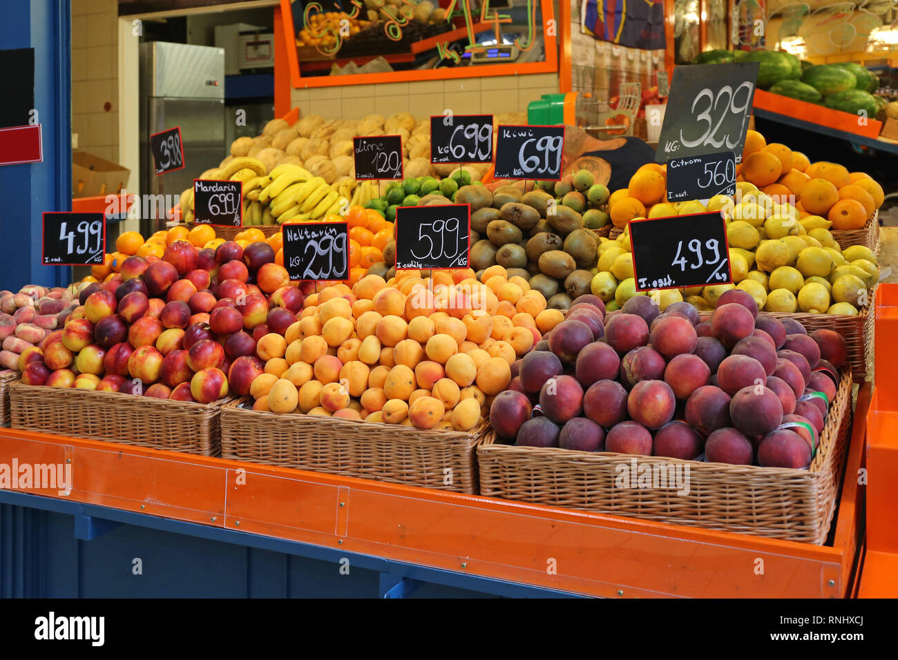 Grande Mazzo di frutti in cesti al Mercato degli Agricoltori Foto Stock