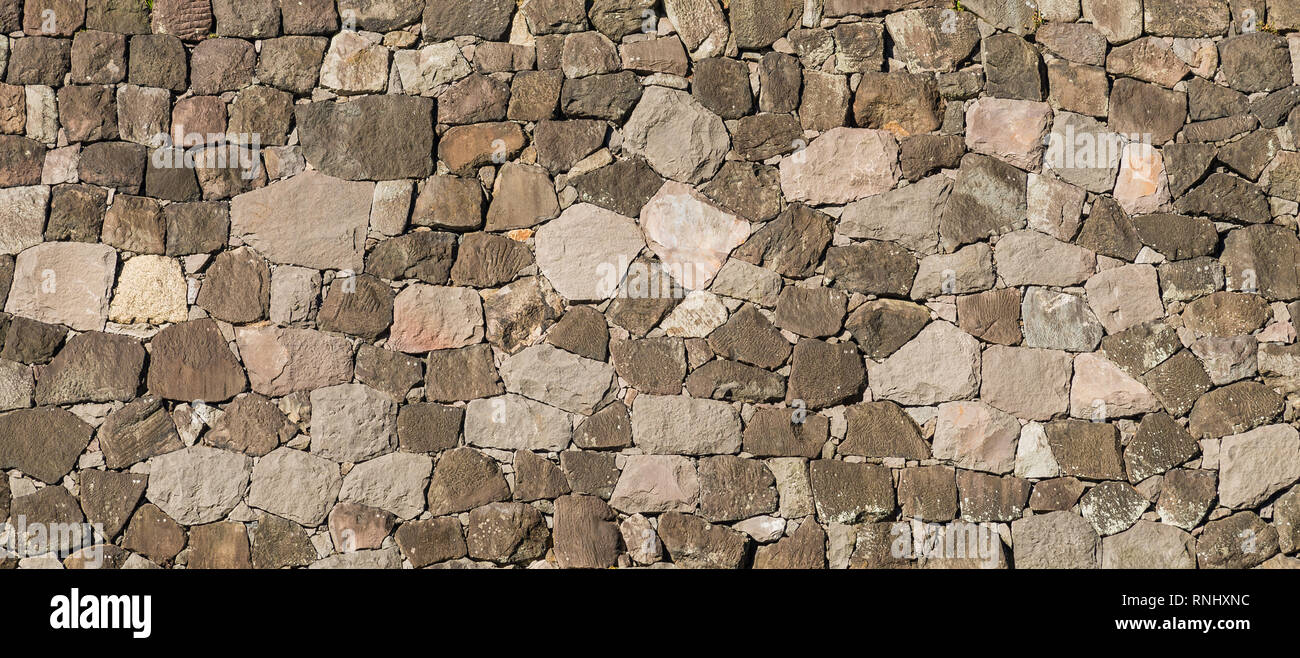 Antica pietra giapponese muro fatto di rocce come sfondo Foto Stock