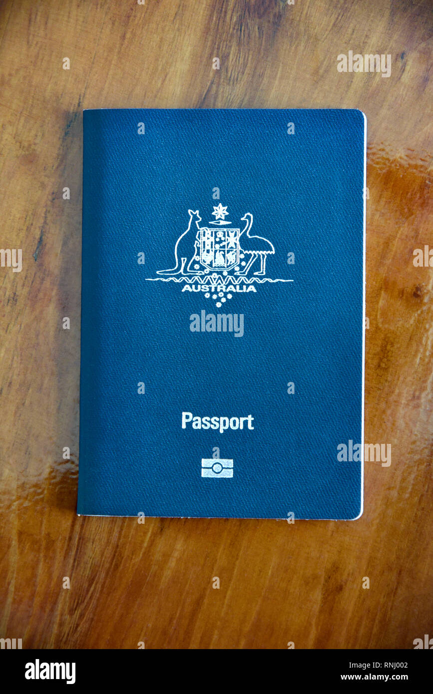 Moderna australiana passaporto blu che mostra il coperchio anteriore, sul tavolo di legno Foto Stock