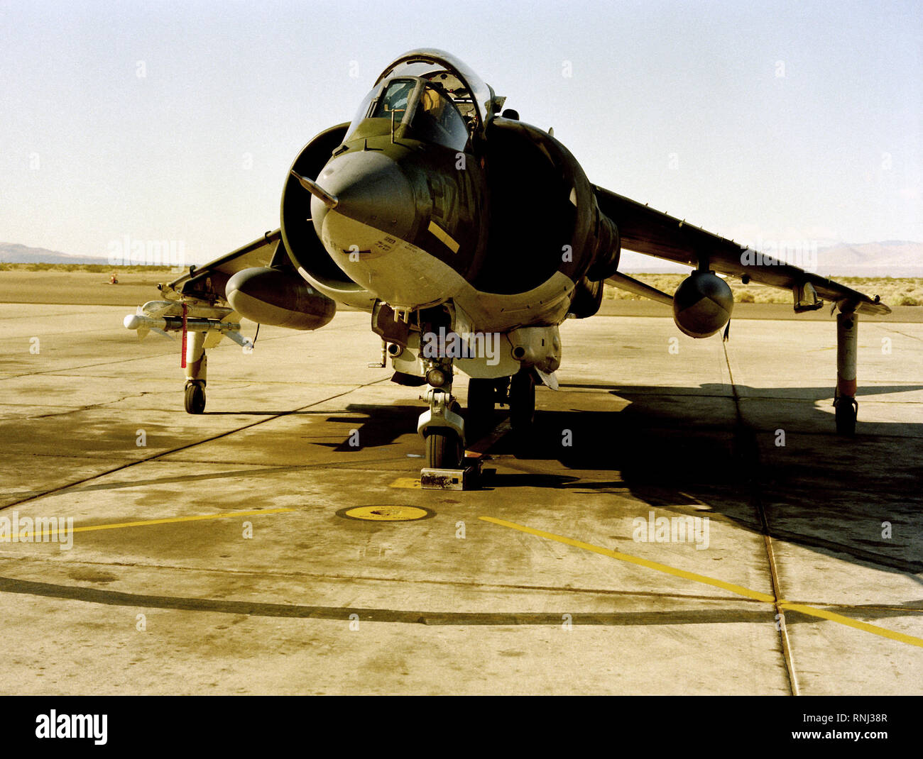 1981 - una vista frontale di un Marine AV-8 Harrier aeromobili con un'AIM Sidewinder missile montato sul parafango destro Foto Stock