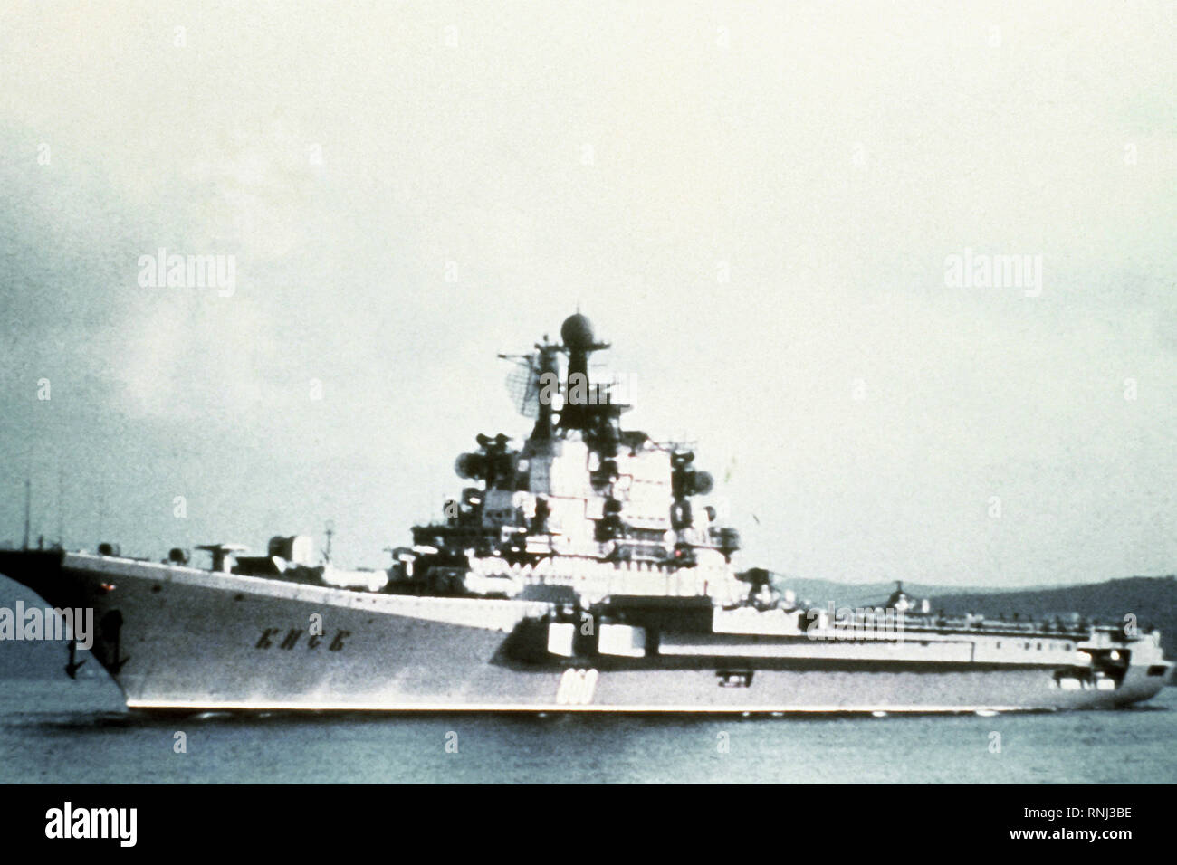 1982 - porta quarto vista del Soviet missile guidato V/STOL portaerei KIEV Foto Stock