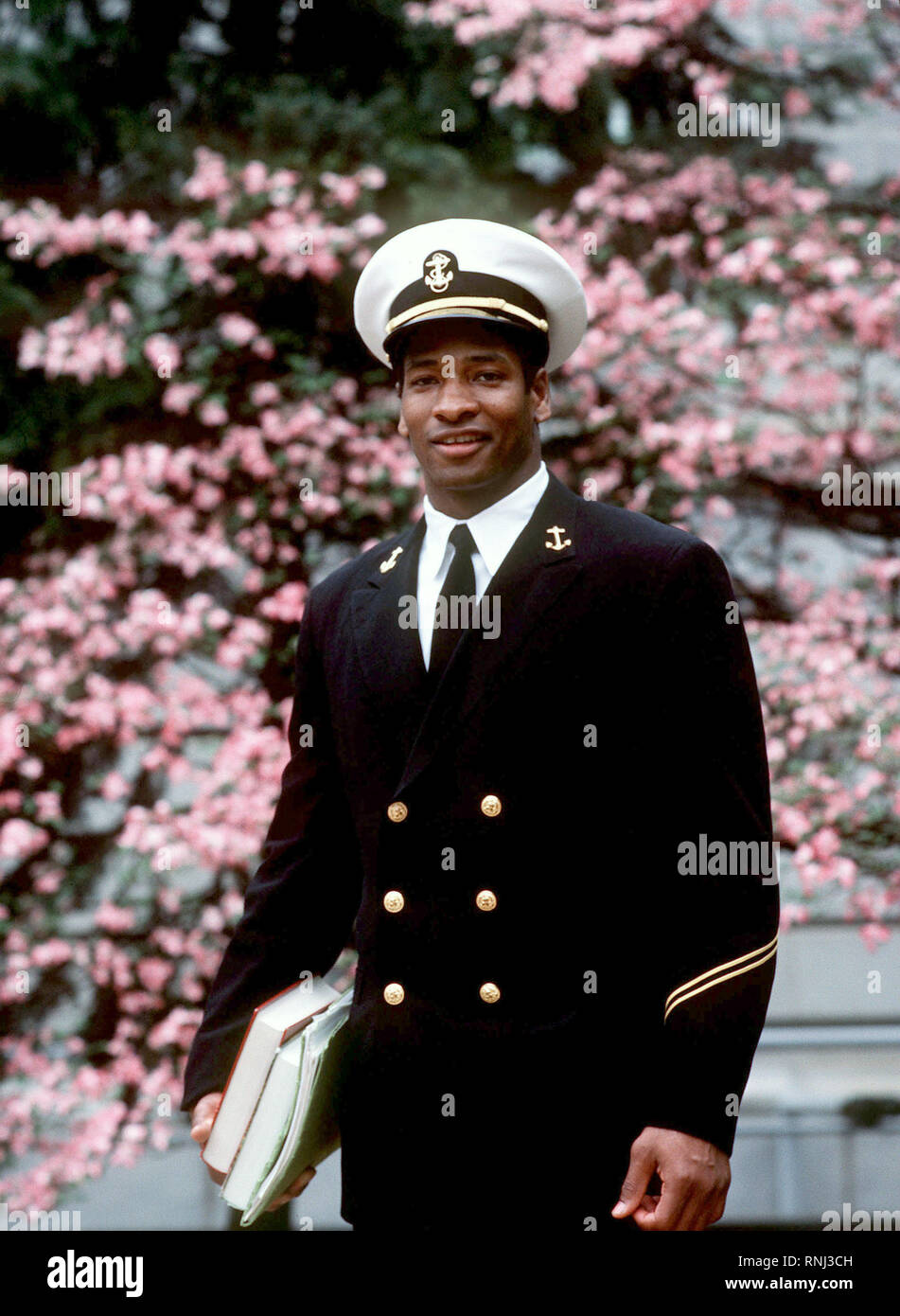 1986 - Il Guardiamarina di prima classe 'Napoleone nap' McCallum, un computer science major, passeggiate sul campus presso l'Accademia Navale degli Stati Uniti. Un All-American giocatore di calcio e un sesto posto finisher nella 1983 Trofeo Heisman contest, McCallum contiene 16 Naval Academy record. Foto Stock 1986 - Il Guardiamarina di prima classe 'Napoleone nap' McCallum, un computer science major, passeggiate sul campus presso l'Accademia Navale degli Stati Uniti. Un All-American giocatore di calcio e un sesto posto finisher nella 1983 Trofeo Heisman contest, McCallum contiene 16 Naval Academy record. Foto Stock