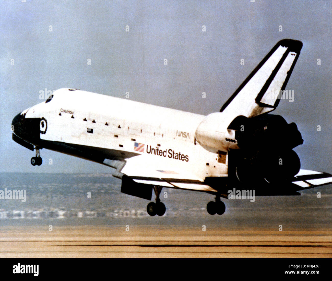 Una vista posteriore sinistra dello space shuttle Columbia atterraggio su una pista alla NASA Dryden Flight Research Center. Gli astronauti comandante equipaggio John W. Young e Robert L. Crippen, a bordo della navetta, erano sulla prima missione spaziale per testare la navetta del sistema. Foto Stock