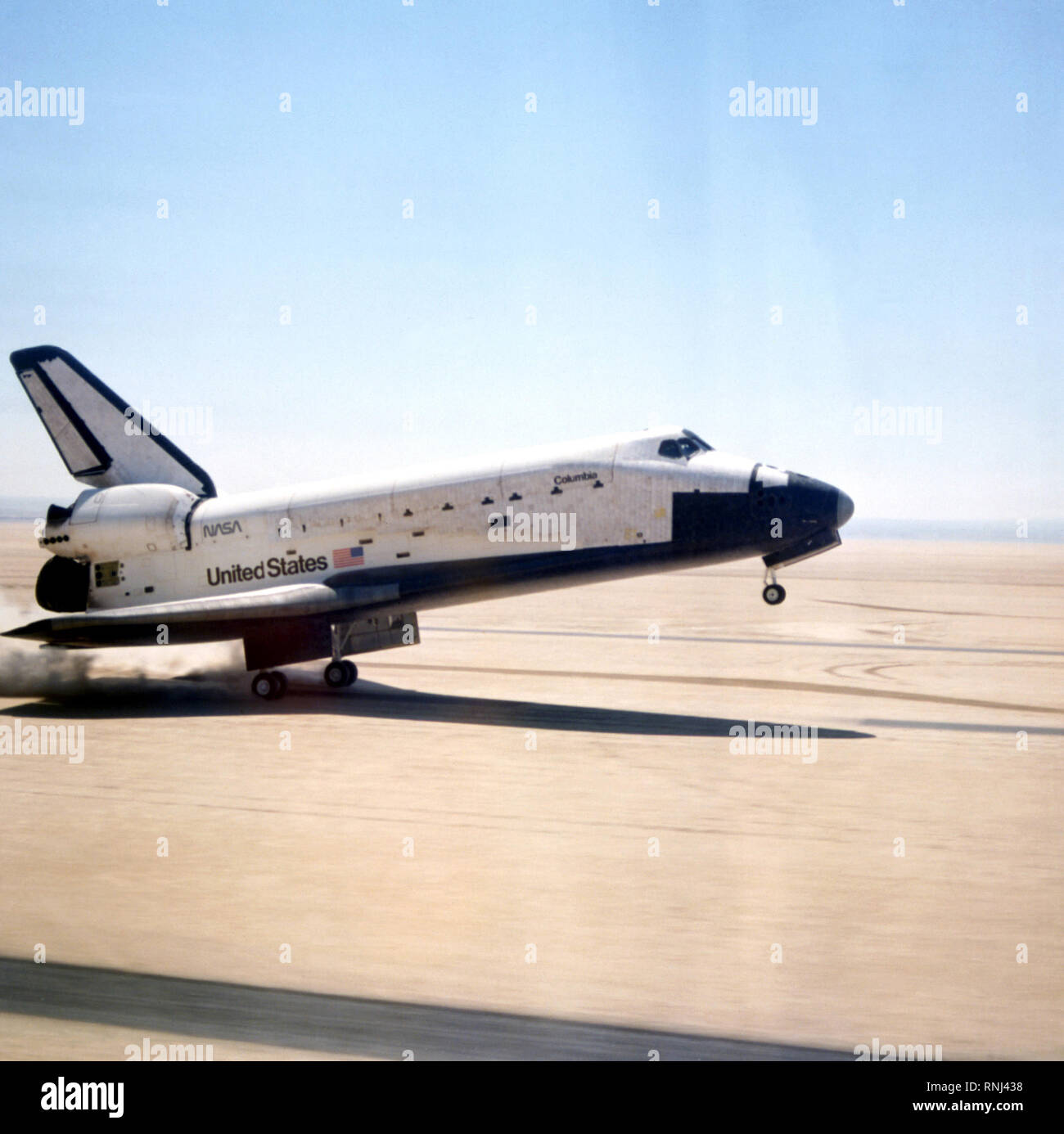 Vista anteriore destra dello Space Shuttle Columbia atterraggio su una pista a livello nazionale Aeronautica e spazio dell Amministrazione di Dryden Flight Research Center. Gli astronauti comandante equipaggio John W. Young e Robert L. Crippen, a bordo della navetta, erano sulla prima missione spaziale per testare la navetta del sistema. Foto Stock