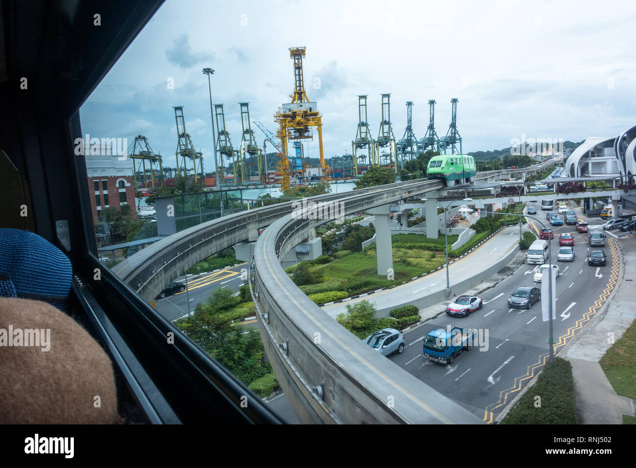 Singapore, Singapore - 22 Gennaio 2017: sede della finestra vista delle rotaie ferroviarie passando sopra il traffico della città vicino all'Isola di Sentosa. Foto Stock