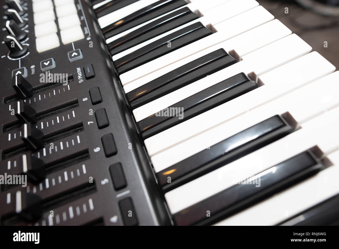In bianco e nero di tasti di pianoforte close up Foto Stock