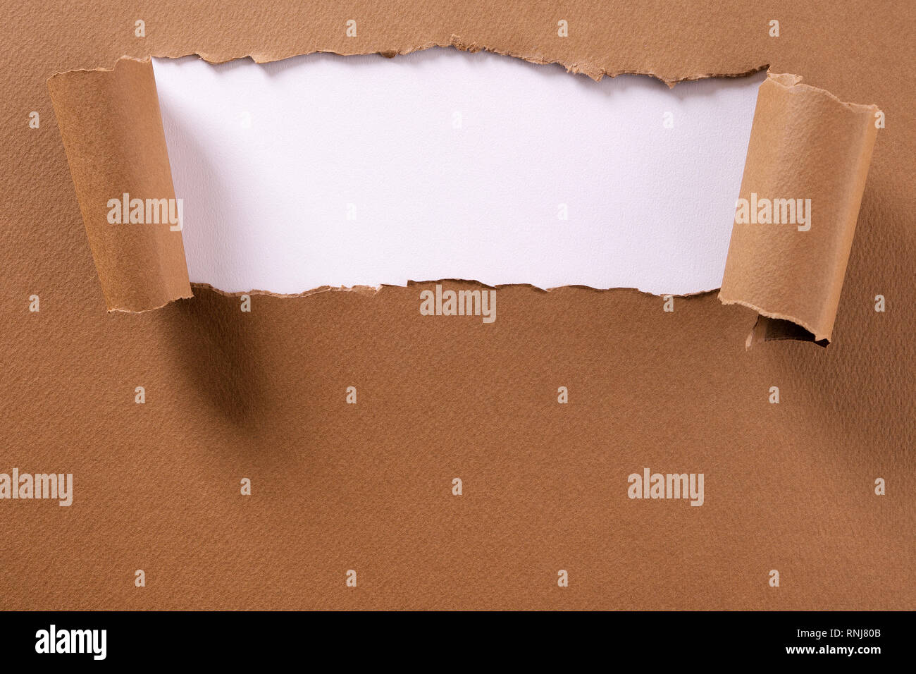 Strappato carta marrone di sfondo striscia telaio bianco bordi arricciati Foto Stock