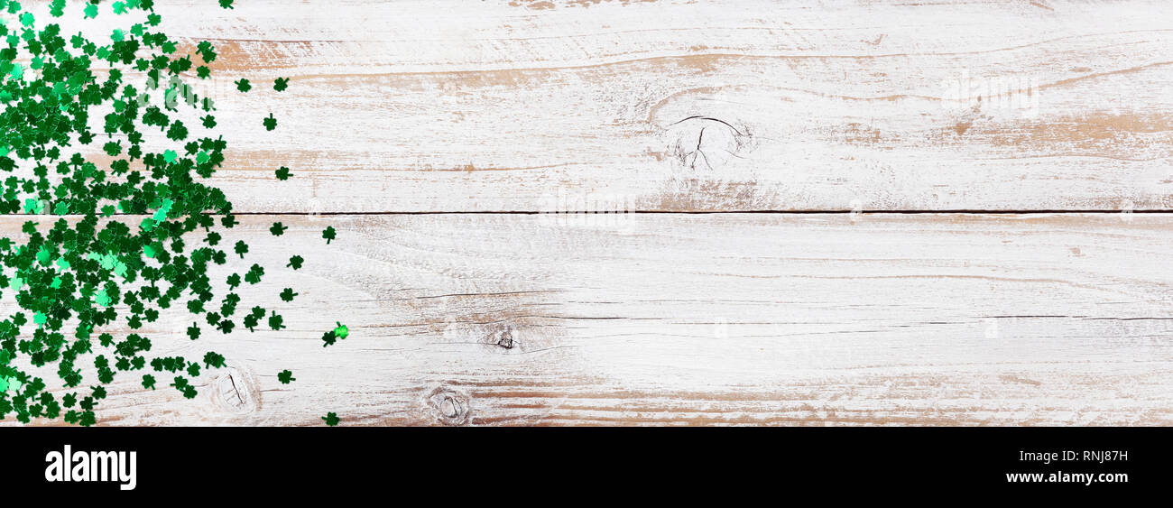 Colore verde brillante shamrock per San Patrizio giorno su bianco rustico sfondo di legno Foto Stock