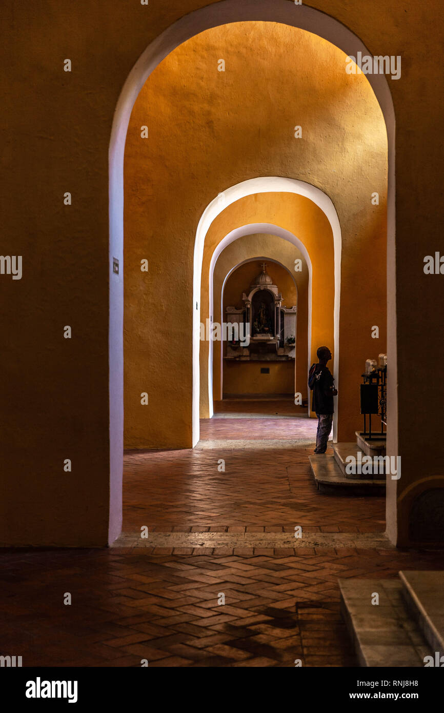 Archway all'interno del Convento de Santo Domingo, Cartagena de Indias, Colombia. Foto Stock