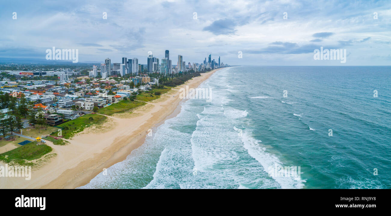 Panoramica aerea di Gold Coast City e la fascia costiera sull'oceano Foto Stock
