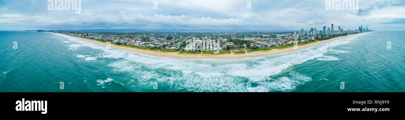 180 antenna ampio panorama della Costa d'oro fascia costiera sull'oceano nel Queensland, Australia Foto Stock