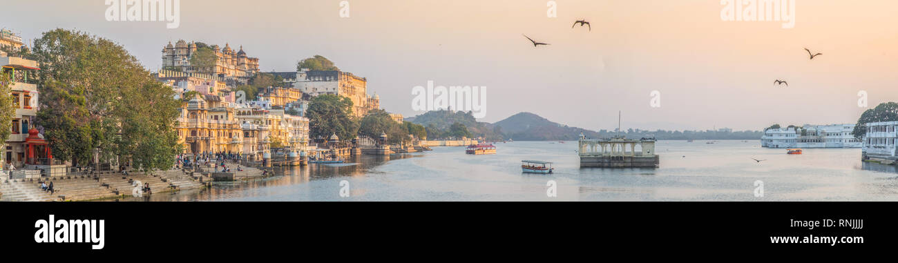 Paesaggio di Udaipur città in India con il suo lago al tramonto Foto Stock