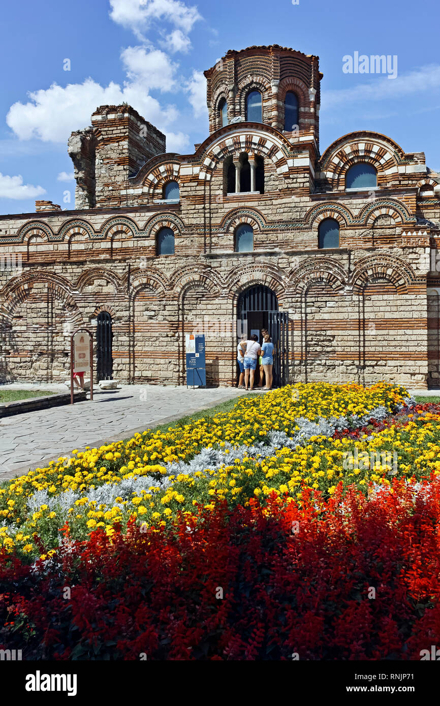 NESSEBAR, BULGARIA - Agosto 12, 2018: Fiori di fronte all antica Chiesa di Cristo Pantocratore nella città di Nessebar, regione di Burgas, Bulgaria Foto Stock