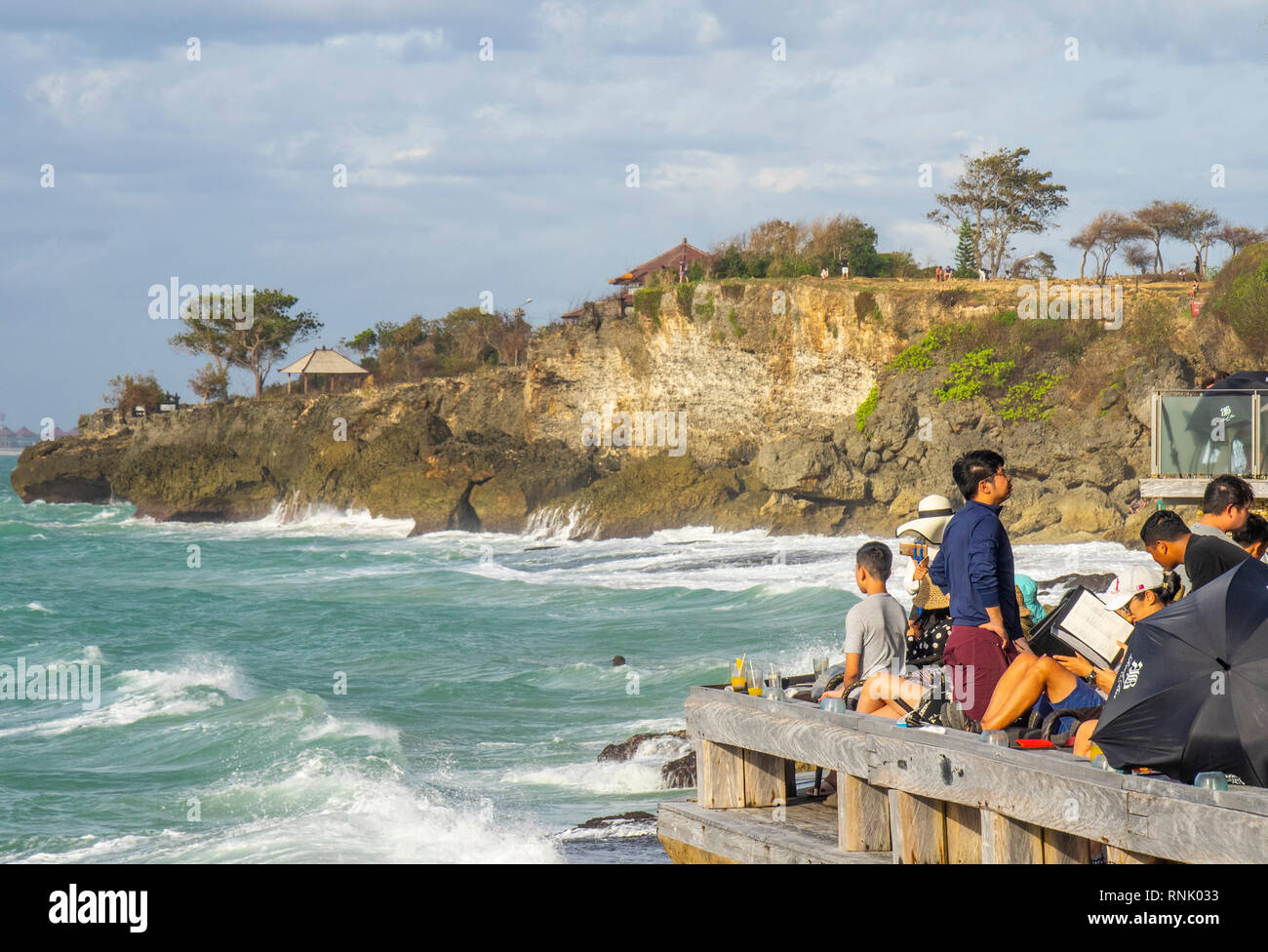 I turisti cinesi al Rock bar presso l'Ayana Resort and Spa Bali Jimbaran Indonesia. Foto Stock