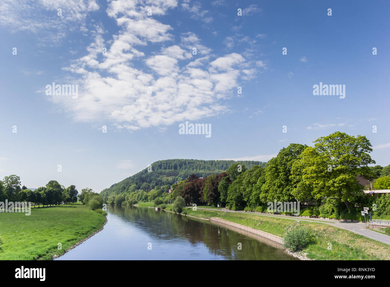 Il fiume Weser e il paesaggio del Weserbergland vicino Hoxter, Germania Foto Stock