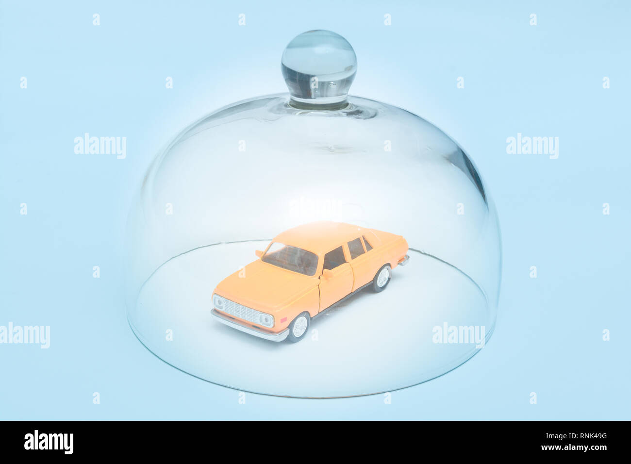 Auto e assicurazione automobilistica, modello auto è protetto dalla cupola di vetro Foto Stock