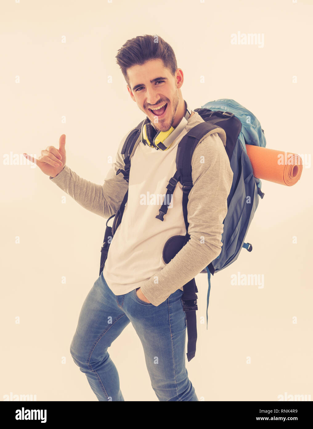 Ritratto di felice cool uomo latino con zaino isolati su sfondo bianco. Viaggiare in tutto il mondo, gioventù e vivere il sogno, vacanze studente exch Foto Stock