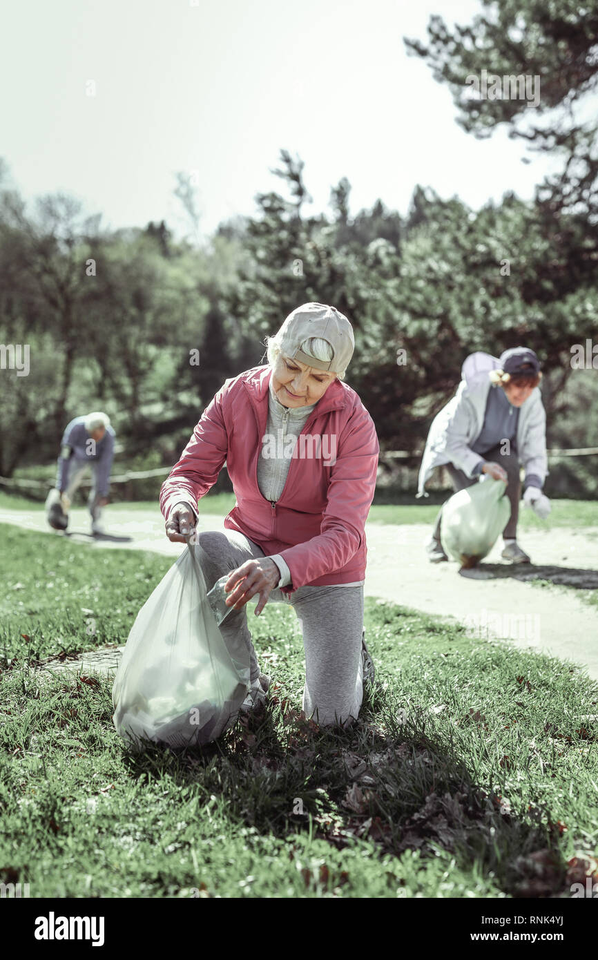 Riflessivo a Nizza vecchia nonna pensando di ambiente Foto Stock