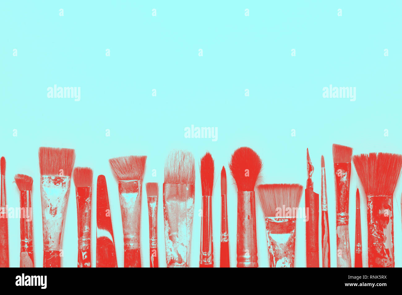 Arte creatività blu sullo sfondo di saturazione. Fila di spazzole diverse. Digital glitch effetto. Foto Stock