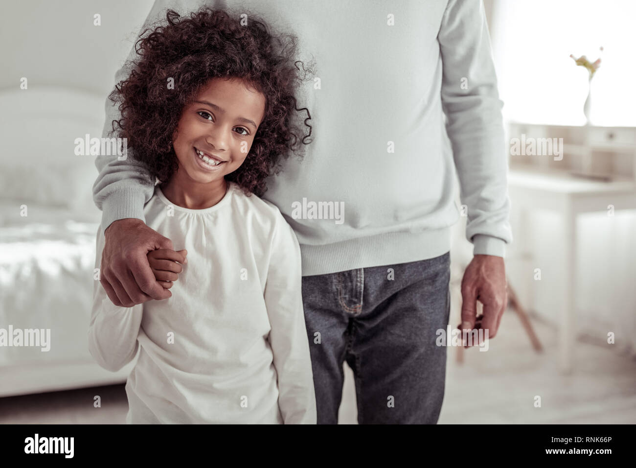 Carino bella bambina sentirsi soddisfatti e felici Foto Stock