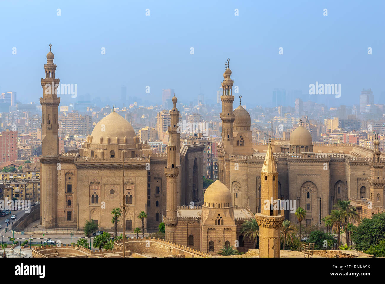 Vista aerea della città del Cairo da Salah Al Deen Cittadella (Cittadella del Cairo) con al sultano Hassan e Al Rifai moschee al Cairo, Egitto Foto Stock