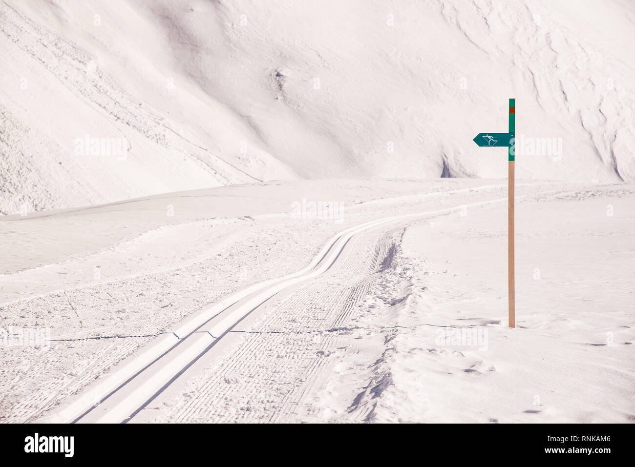 Pista per lo sci di fondo con il cartello indicatore Foto Stock