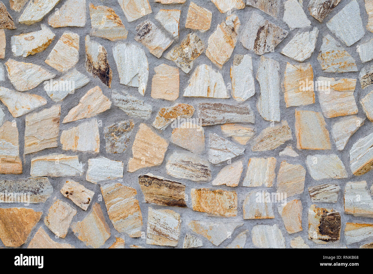 Modello di colore marrone decorativi in pietra. Il vecchio muro di castello sfondo. Dimensione casuale struttura rock. Ordinatamente impilati Rough cut muro di pietra con calcestruzzo conn Foto Stock