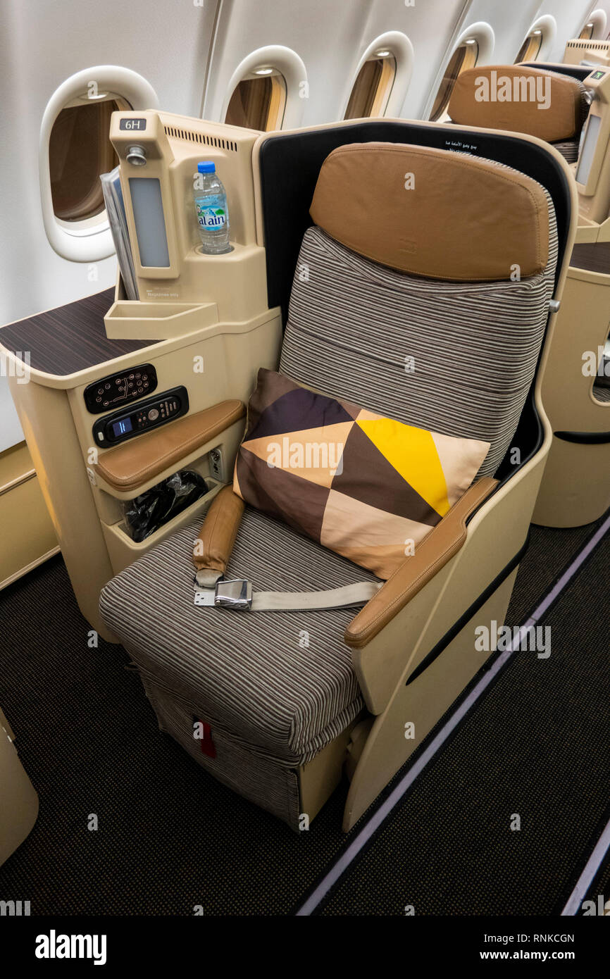 Il viaggio in aereo, Etihad Airways Boeing 777-300, Cabina Business Class,  lie-flat bed sedile per il lungo viaggio Foto stock - Alamy