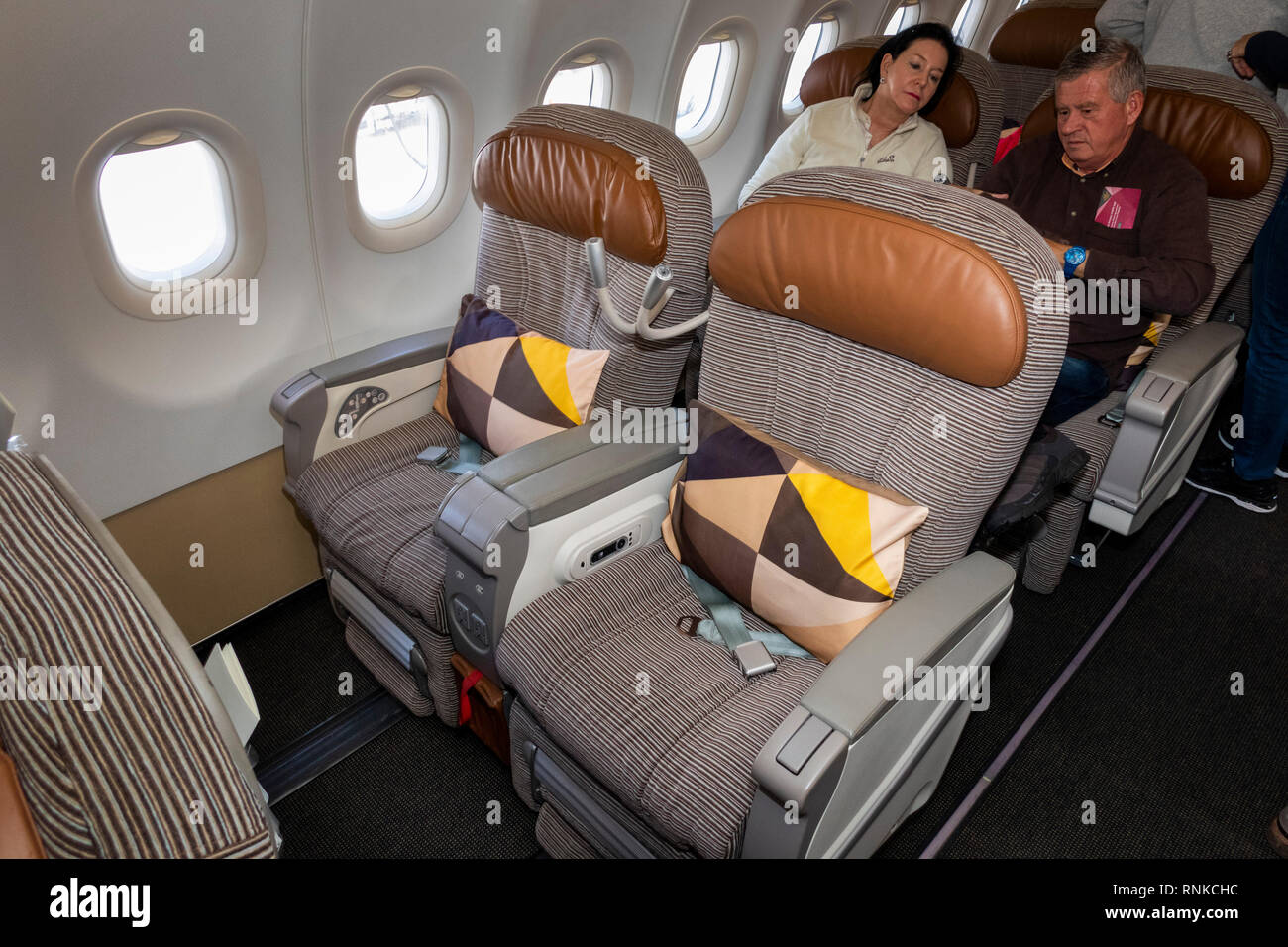 Il viaggio in aereo, Etihad Airways un aeromobile di tipo Airbus A320, Cabina Business Class, sedi per il corto raggio volo Foto Stock