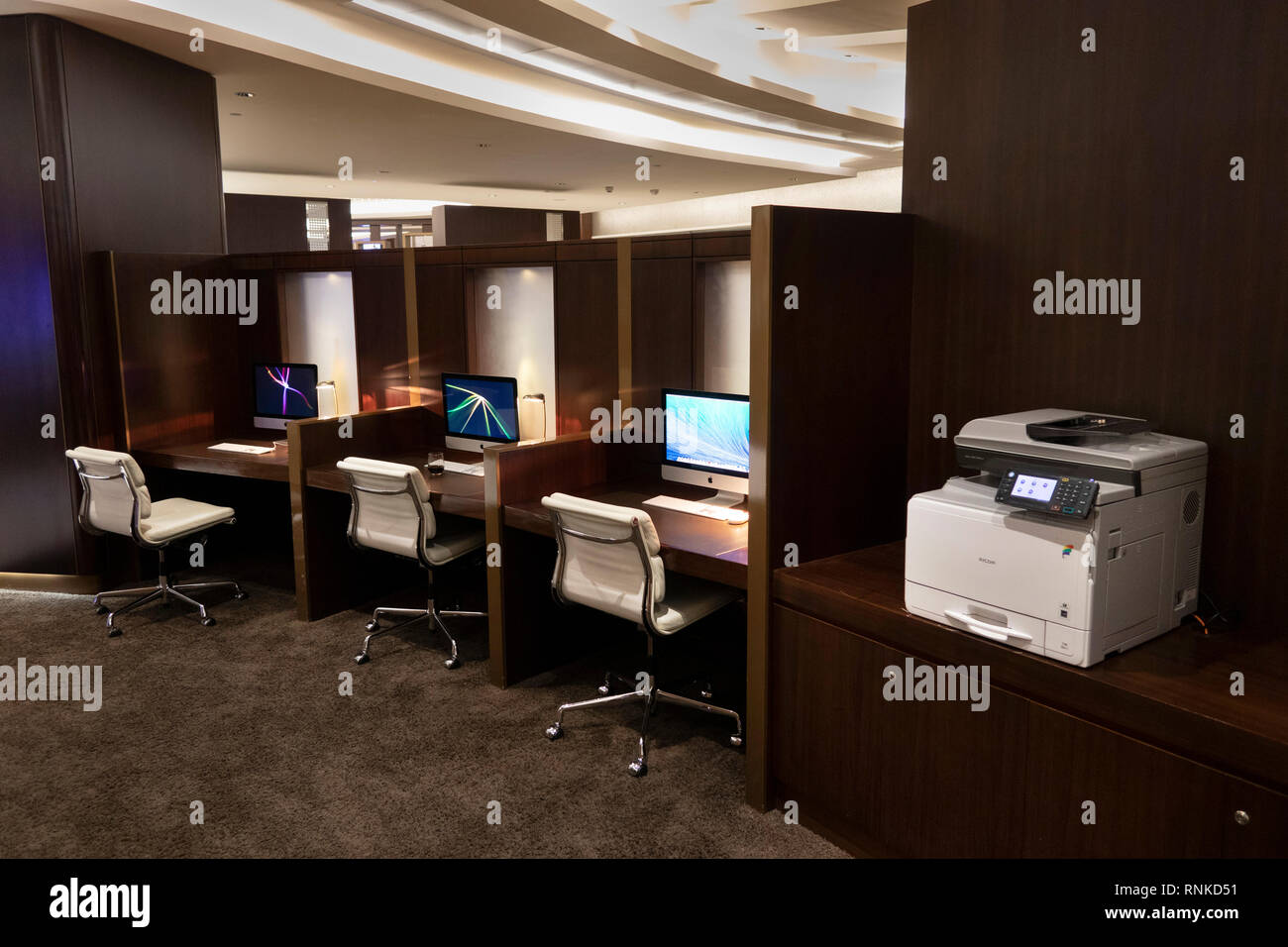 Emirati Arabi Uniti Abu Dhabi aeroporto, terminale 3, Business Class Lounge, Business Cantre, computer iMac a scrivania Foto Stock