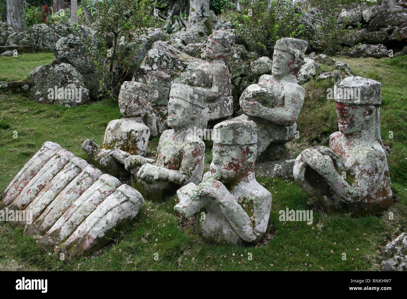 Batak sculture in pietra, isola di Samosir, Lago Toba, Sumatra Foto Stock