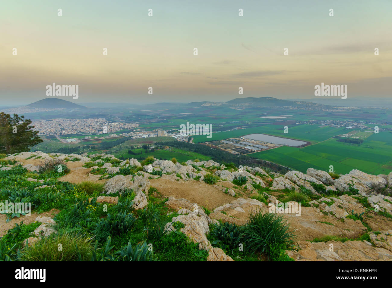 Vista al tramonto della valle di Jezreel e il Monte Tabor, dal monte precipizio. Israele Foto Stock