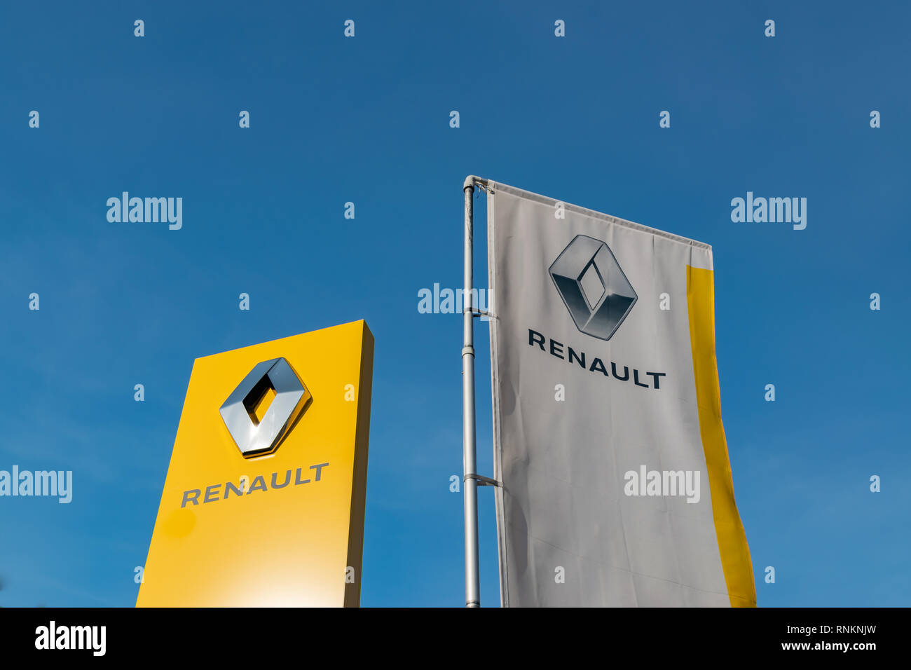 Lomme,FRANCIA-febbraio 17,2019:pannello giallo e la bandiera con il logo della società Renault. Foto Stock