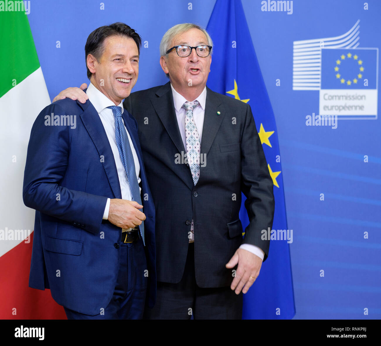 Il Belgio, Bruxelles, su 2018/11/24: Primo Ministro italiano Giuseppe Conte e il Presidente della Commissione Europea Jean Claude Juncker qui per preparare t Foto Stock