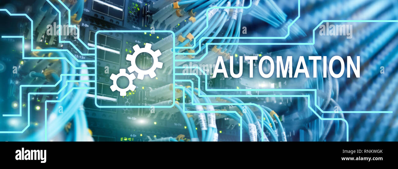 Automazione del processo di business e innovazione tecnologica nel settore manifatturiero. Internet e tecnologia concetto sulla sala server sfondo. Foto Stock
