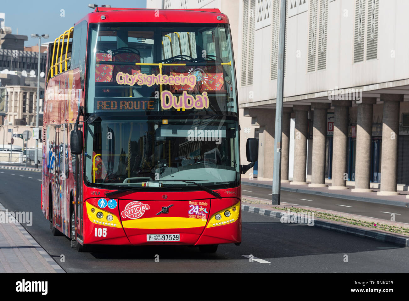 Una Dubai double decker turistico autobus Hop-on, hop-off sul turista Percorso Rosso a Dubai negli Emirati Arabi Uniti (EAU) Foto Stock