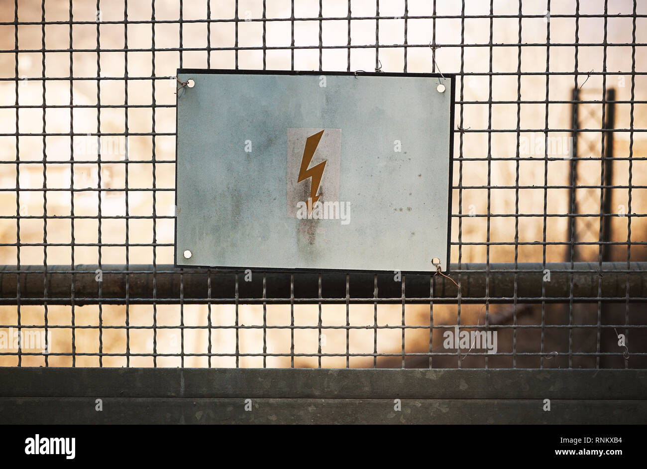 Segno di attenzione di scosse elettriche sulla porta di metallo. Foto Stock