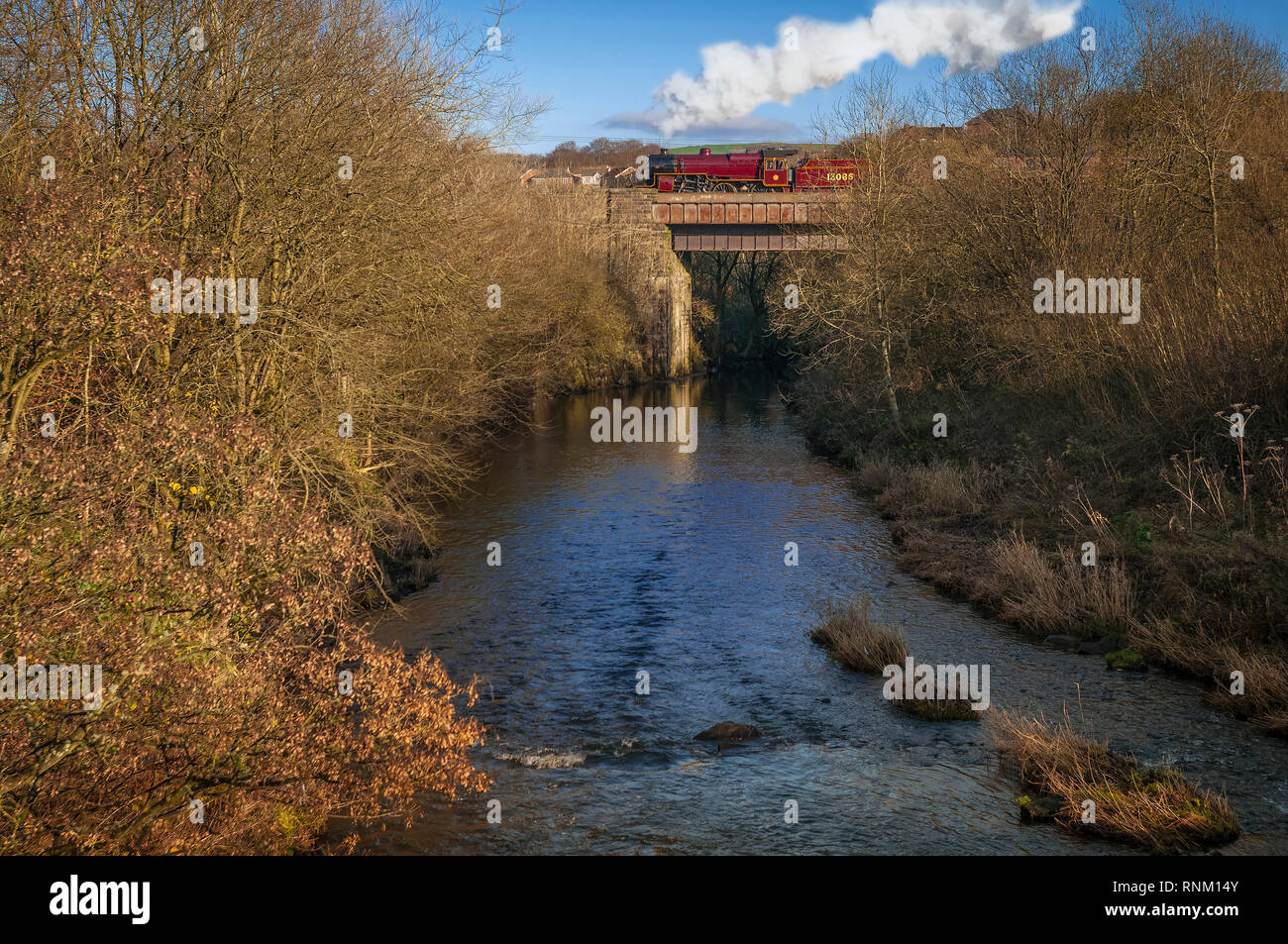 Il Granchio ' ' Mogul locomotiva passando sopra il fiume Irwell a bave Country Park sulla East Lancashire heritage ferrovia a seppellire in Lancashire. Foto Stock