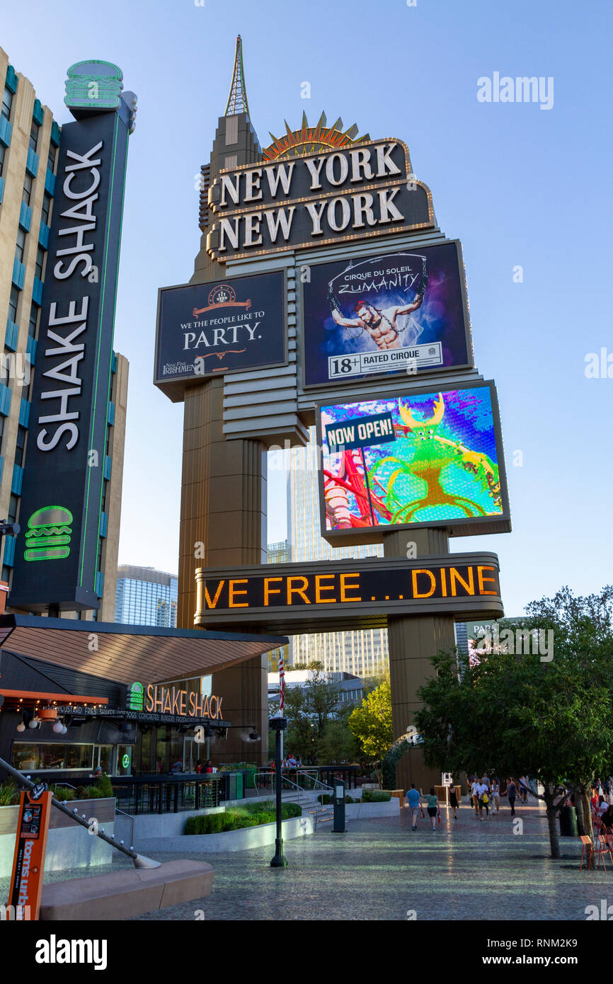 Banner nella parte anteriore del New York New York hotel site, la Strip di Las Vegas, Nevada, Stati Uniti. Foto Stock