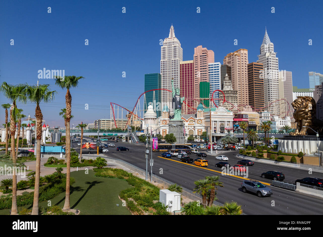 Il New York-New York Hotel & Casino visto attraverso e Tropicana Avenue, Las Vegas (Città di Las Vegas, Nevada, Stati Uniti. Foto Stock