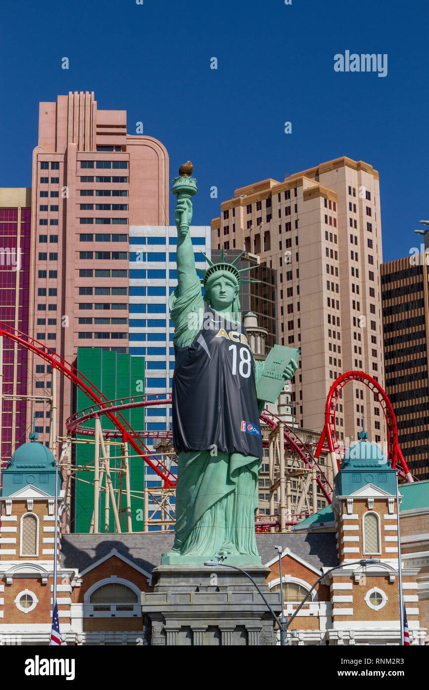 La Statua della Libertà con Las Vegas Aces jersey, New York-New York Hotel & Casino, Las Vegas, Nevada, Stati Uniti. Foto Stock