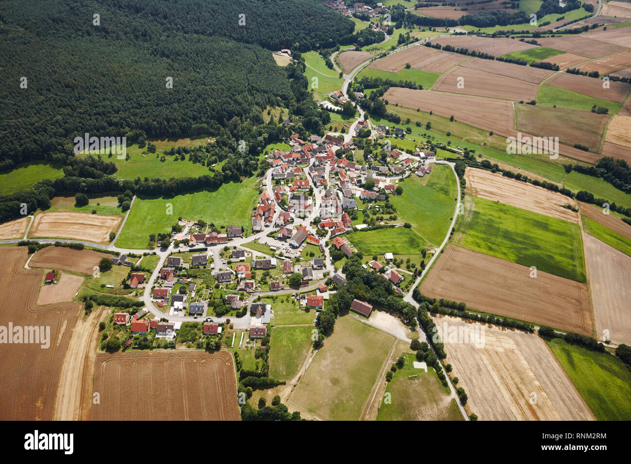 La città Fuernbach visto dall'aria. Comune Rauhenebrach, distretto di Hassberg, Baviera, Germania Foto Stock