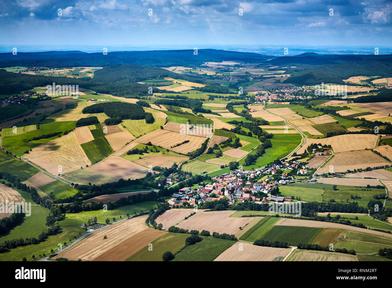 La città Theinheim visto dall'aria. Comune Rauhenebrach, distretto di Hassberg, Baviera, Germania Foto Stock